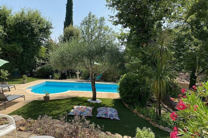 Location de vacances pour 8 personnes, avec jardin et terrasse à Saint-Paul-en-Forêt