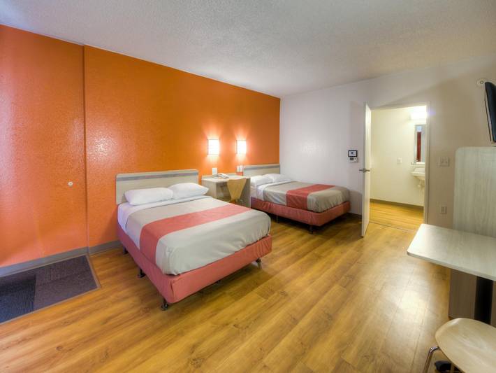 Apartamento entero, Sunny 2 camas matrimoniales | Adaptado para personas con discapacidad Microondas in Connecticut