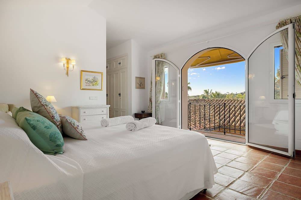 Casa Beaumont - Beautiful 5-Bed Villa w Private Pool & Stunning Views in Sotogrande, San Roque
