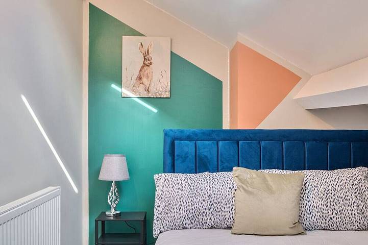 Six‑bedroom stay with garden, private hot tub, parking and easy Manchester tram links in Grand Manchester