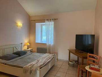 Maison d’hôte pour 2 personnes, avec terrasse et jardin ainsi que piscine et vue, animaux acceptés à Dirac