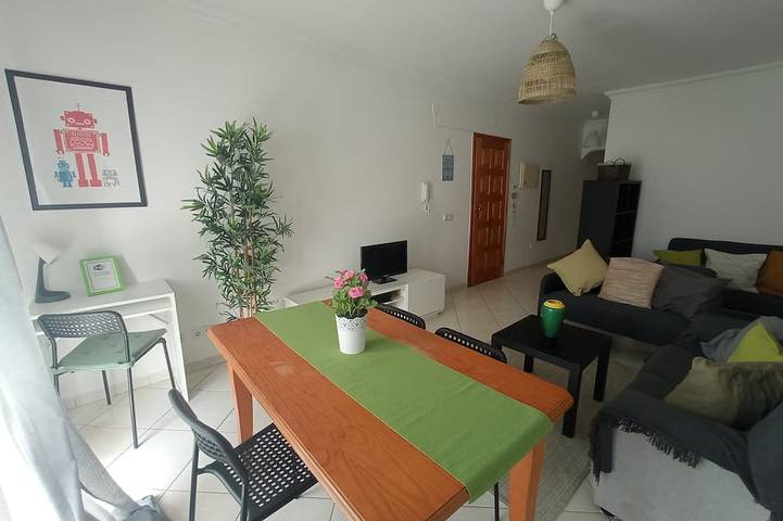 Ganze Wohnung, 1C Geräumiges Apartment mit 1 Schlafzimmer und Grill in Quarteira, Faro Distrikt