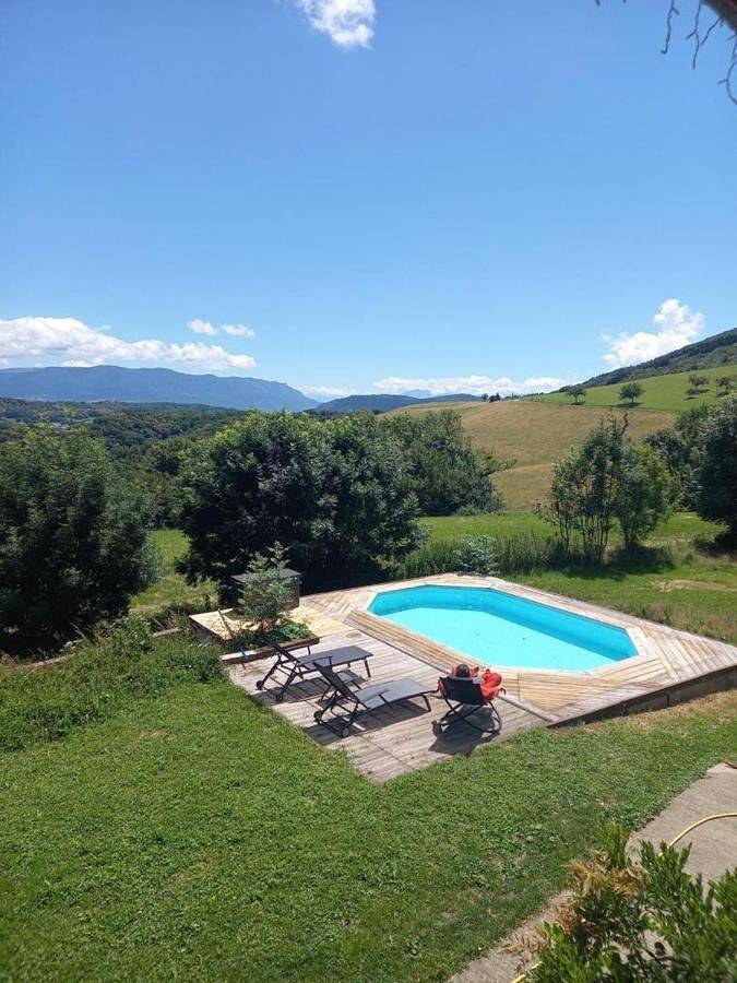 Location de vacances pour 2 personnes, avec Terrasse ainsi que Jardin et Piscine dans Cessens