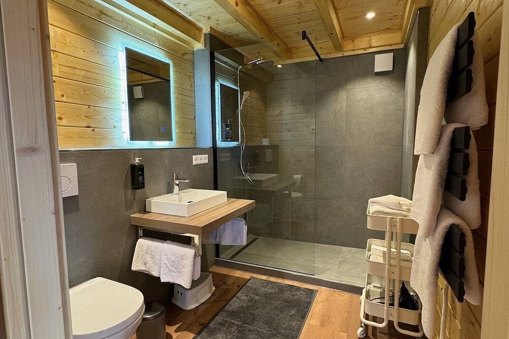 Ganze Wohnung, Holzblockhaus mit 70 qm, 2 Schlafzimmer, 1 Wohn- / Schlafbereich, max. für 6 Personen in Suedlicher Schwarzwald, Lenzkirch