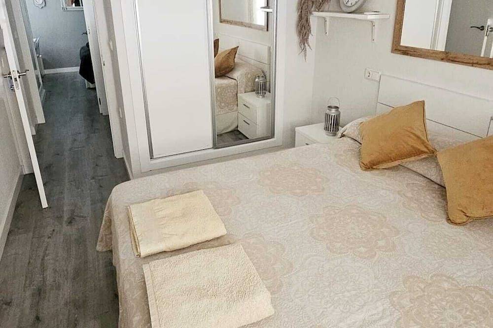 Ganze Wohnung, 2-bedroom apartment near Alicante with spacious terrace, 5 min to the beach in Los Arenales del Sol, Elche