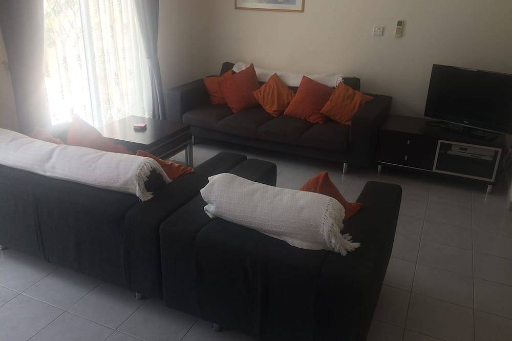 Luxury 3 Bed Semi Detached Villa with roof terrace. Free Air Con, Wi-Fi & Tv in Paphos, South Cyprus