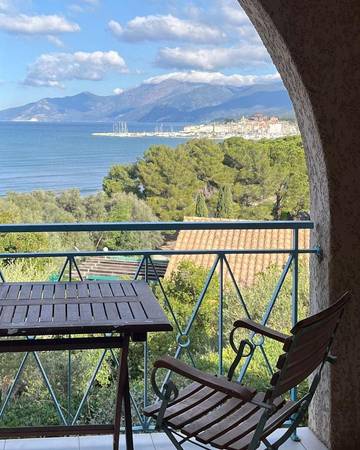 Gîte pour 4 personnes, avec terrasse et piscine à Saint-Florent