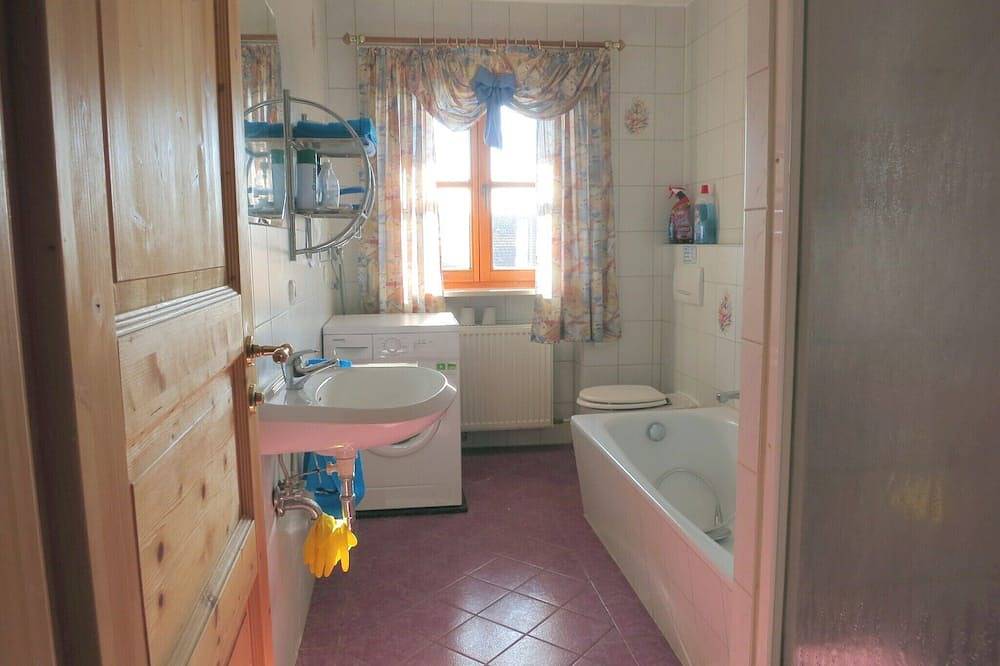 Ganze Wohnung, Sehr ruhige Ferienwohnung mit 2 separaten Schlafzimmern, 75 qm in Burgkirchen an der Alz, Landkreis Altötting