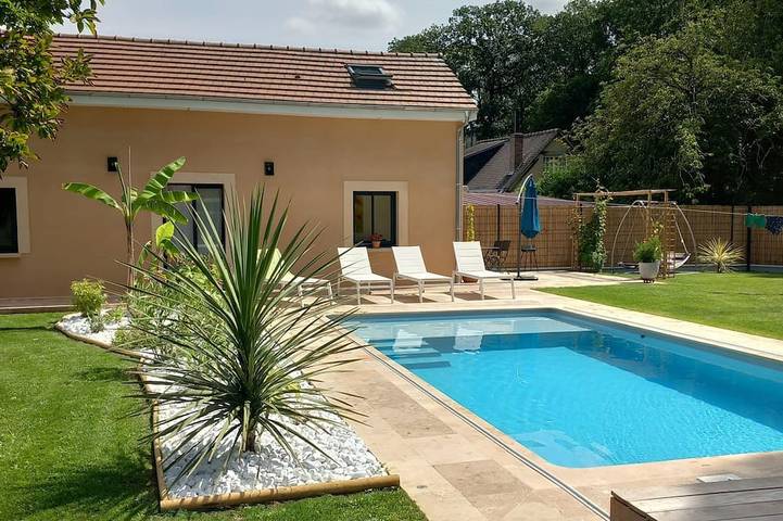 Location de vacances pour 4 personnes, avec jardin ainsi que piscine et sauna à Cierrey
