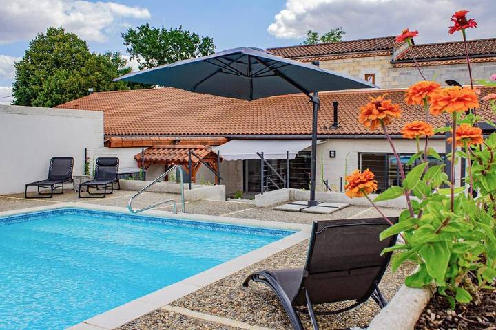 Location de vacances pour 12 personnes, avec Terrasse ainsi que Jardin et Piscine à Thénac - 2