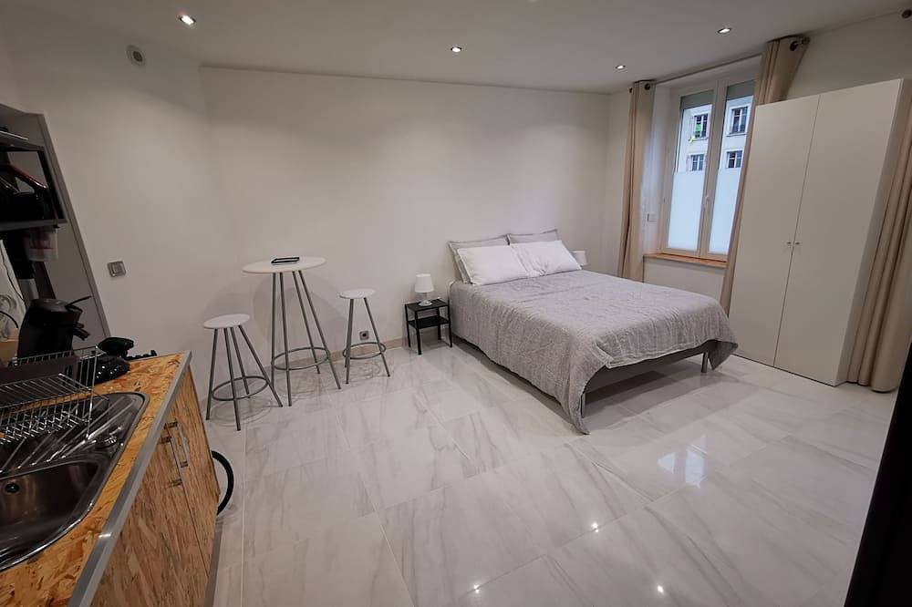 Entire apartment, Studio between Paris and Versailles in Le Port-Marly, Yvelines