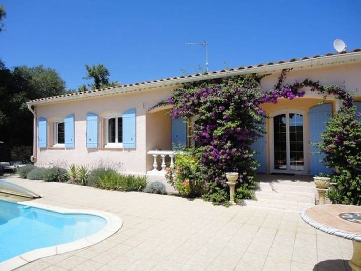 Location de vacances pour 8 personnes, avec Terrasse et Jardin ainsi que Piscine et Vue à Armissan