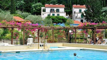 Maison d’hôte pour 2 personnes, avec piscine et jardin ainsi que terrasse et vue dans Vathy