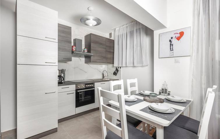 Ganze Ferienwohnung, Charmante 65 m² große Wohnung mit Terrasse, 1 km vom Fluss Rječina entfernt in Rijeka, Primorje-Gorski Kotar