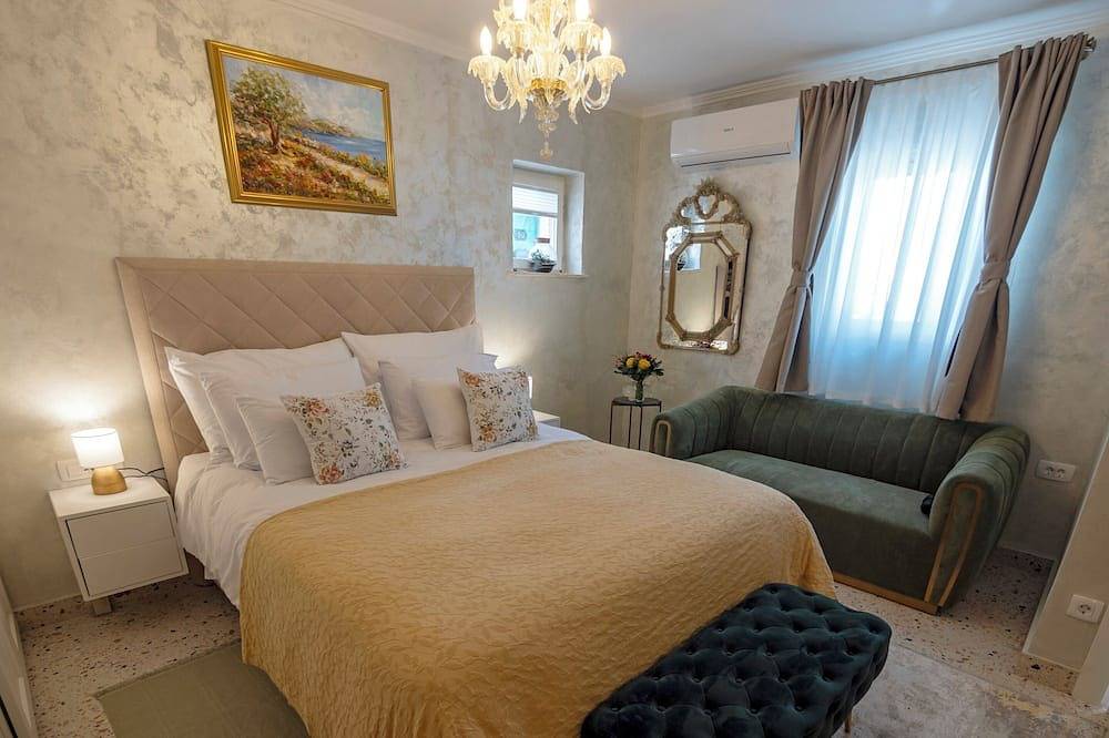 5-star luxury villa in the heart of the old town Rab with parking. Pet-friendly! in Rab città, Rab
