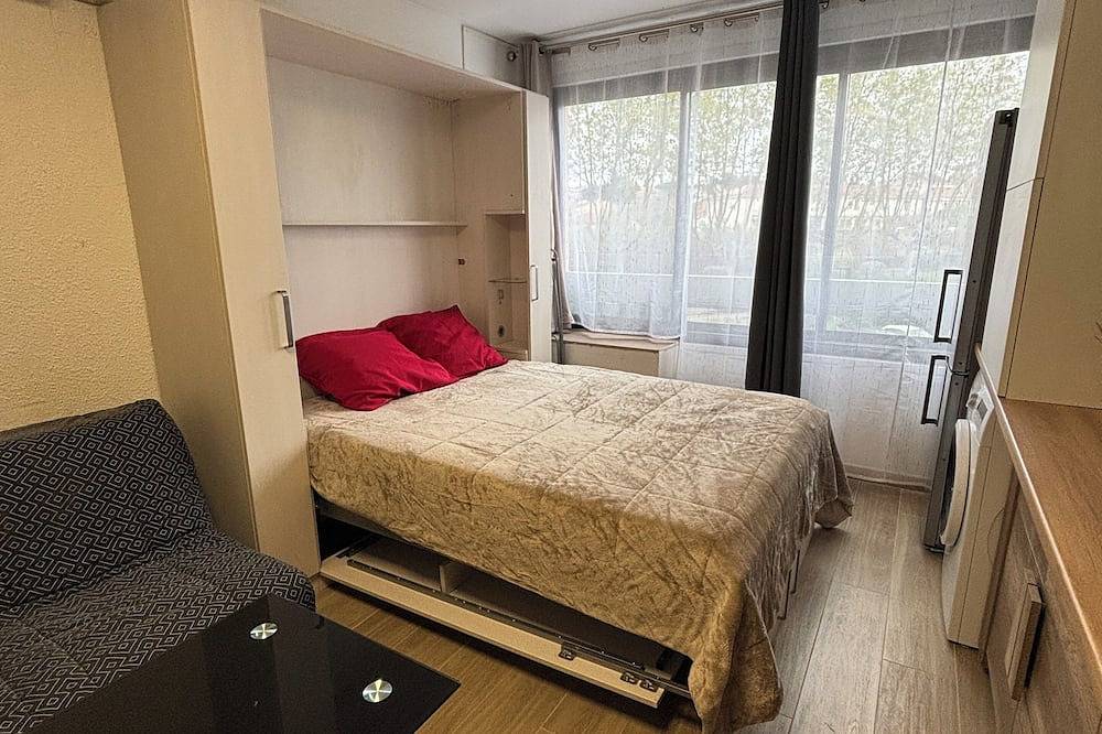 Appartement entier, Studio Meuble Renove A 5 Mns Des Plages in Fréjus, Côte méditerranéenne (France)