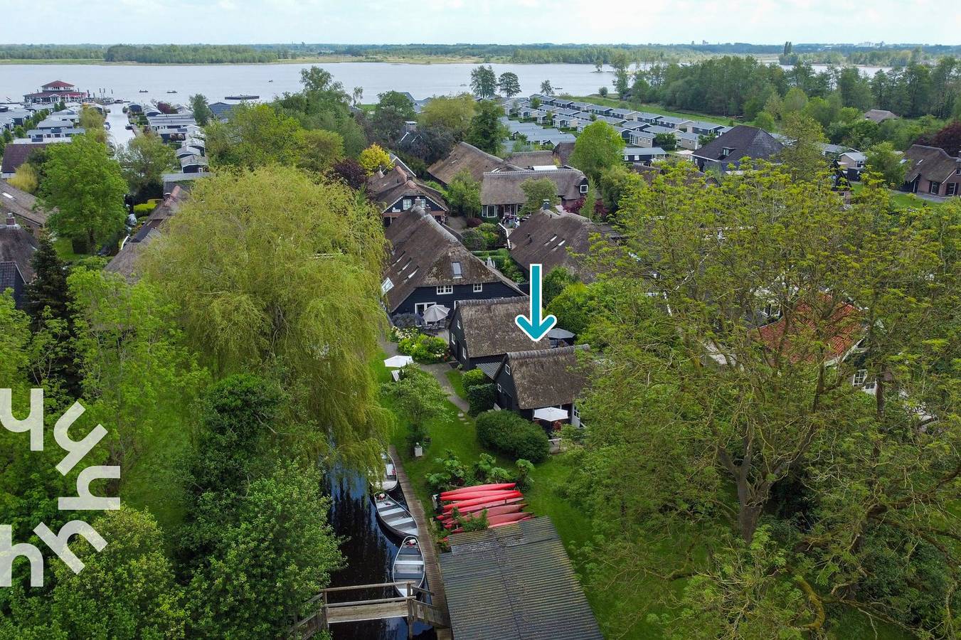 Beautifully situated 2 person holiday home with view on nature reserve in Giethoorn in Giethoorn, National Park Weerribben-Wieden