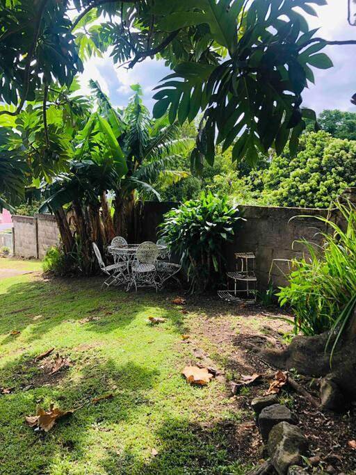 Gîte pour 2 personnes, avec vue ainsi que jardin et terrasse dans La Soufrière - 2