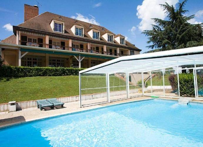 Hôtel pour 2 personnes, avec piscine ainsi que terrasse et jardin, animaux acceptés à Varennes-sur-Allier