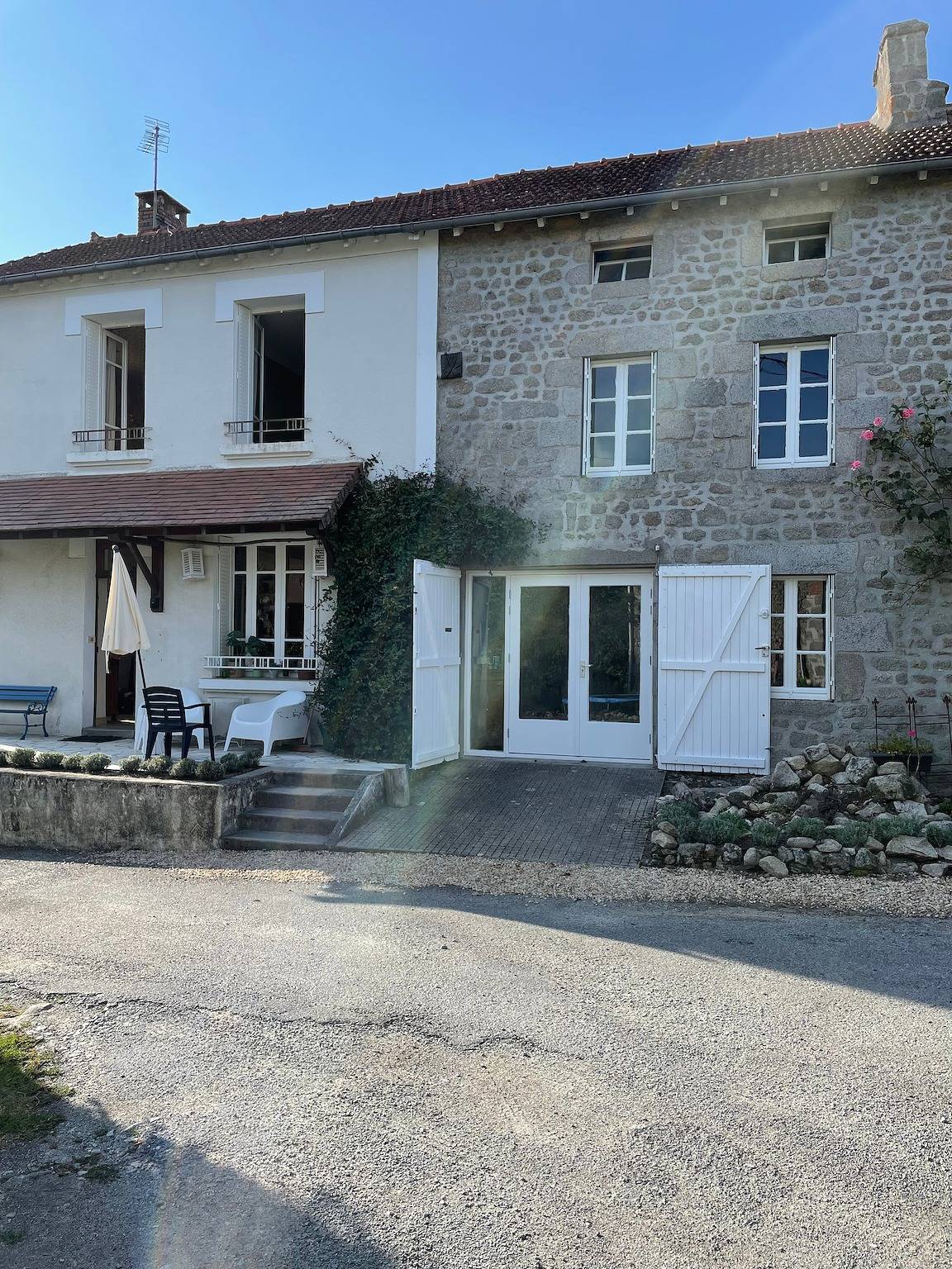 Maison de vacances 'La Maison Blanche' avec terrasse privée et wifi in Ahun, Région de Guéret