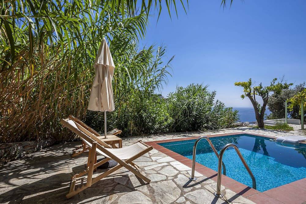 Zwei rustikale Villen mit Meerblick und Pool in Sporaden