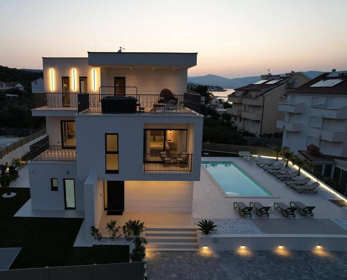 Willa dla 11 osób, z jacuzzi i ogród oraz basen, Dla rodziny w Slatine