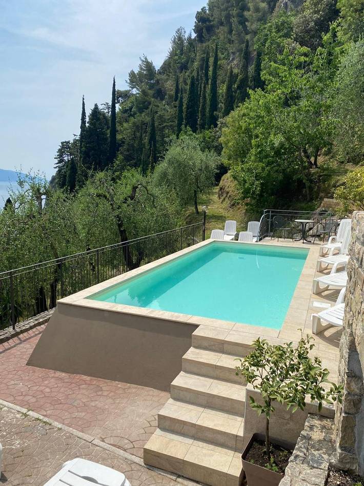Ferienwohnung für 2 Personen, mit Balkon und Pool sowie Seeblick in Limone sul Garda