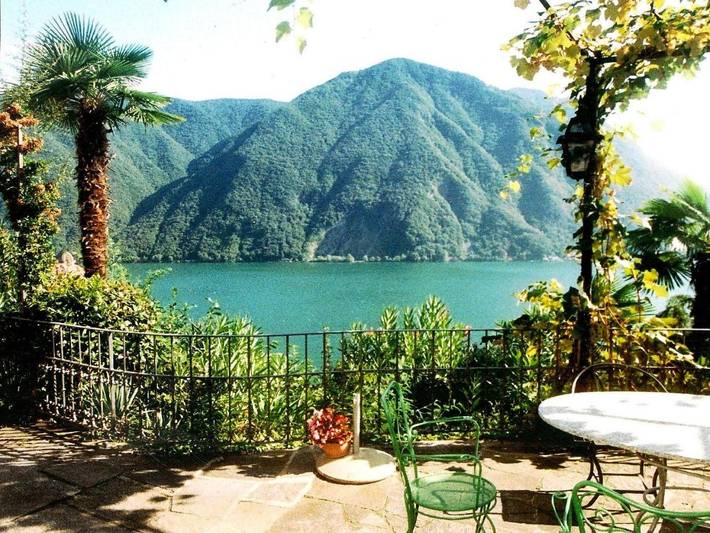 Ferienwohnung für 8 Personen, mit Terrasse und Garten sowie Pool und Seeblick