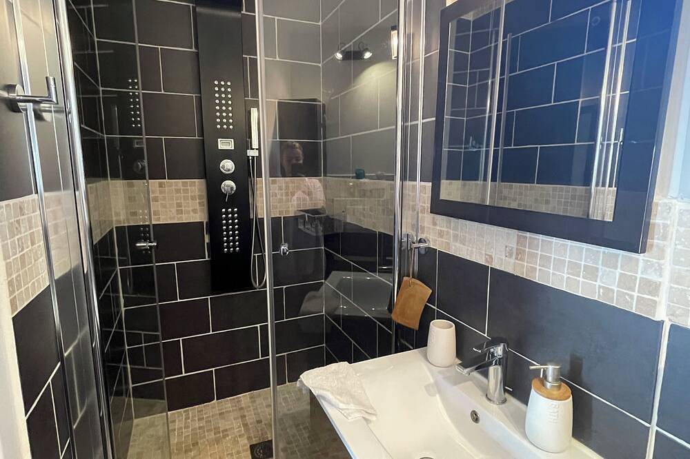 Beautiful House, Closed Swimming Pool Close , Climatisee, In The Countryside in Graveson, Arles region