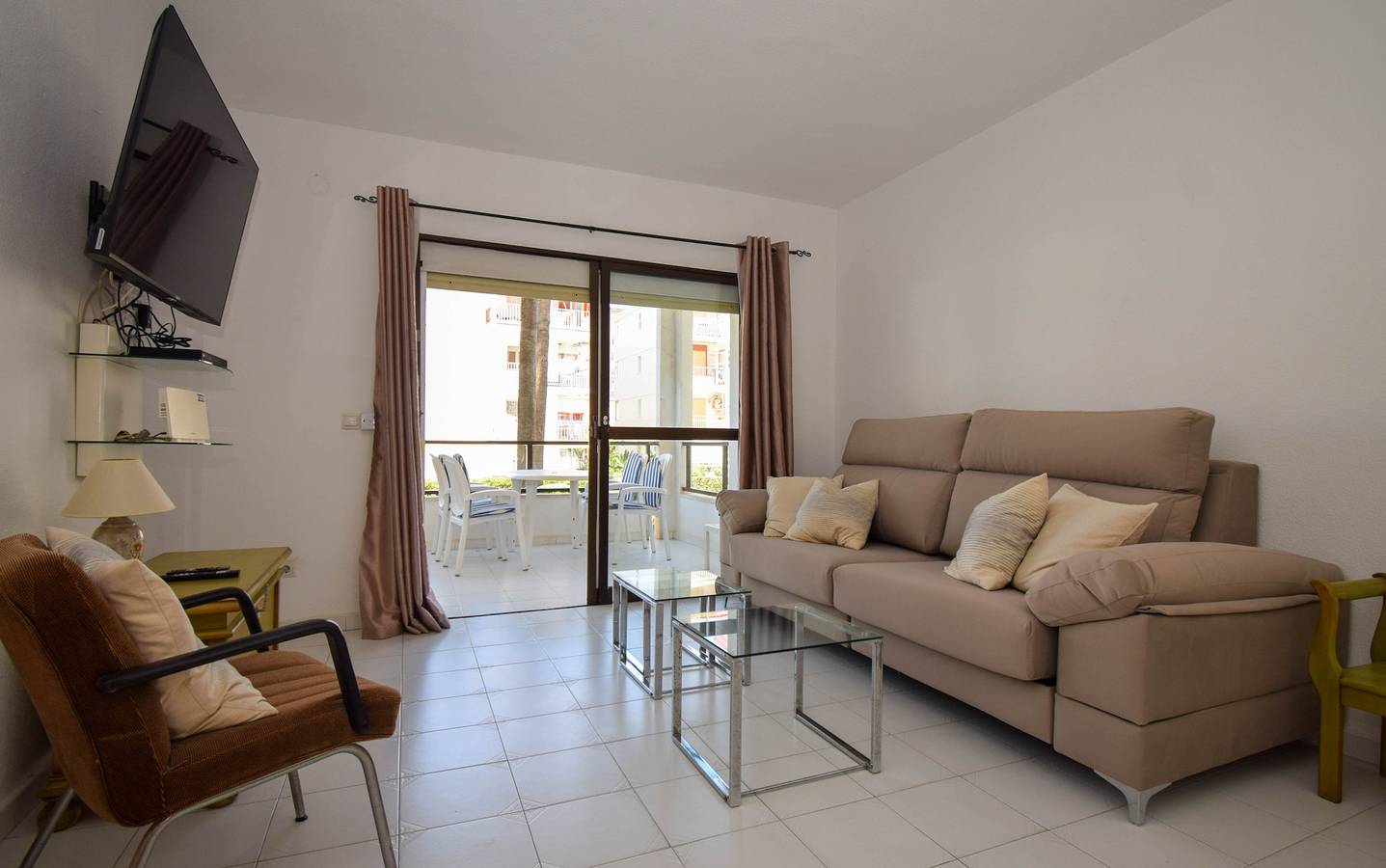 Entire apartment, Apartment in beachfront complex with garden and pool views in Los Boliches, Fuengirola