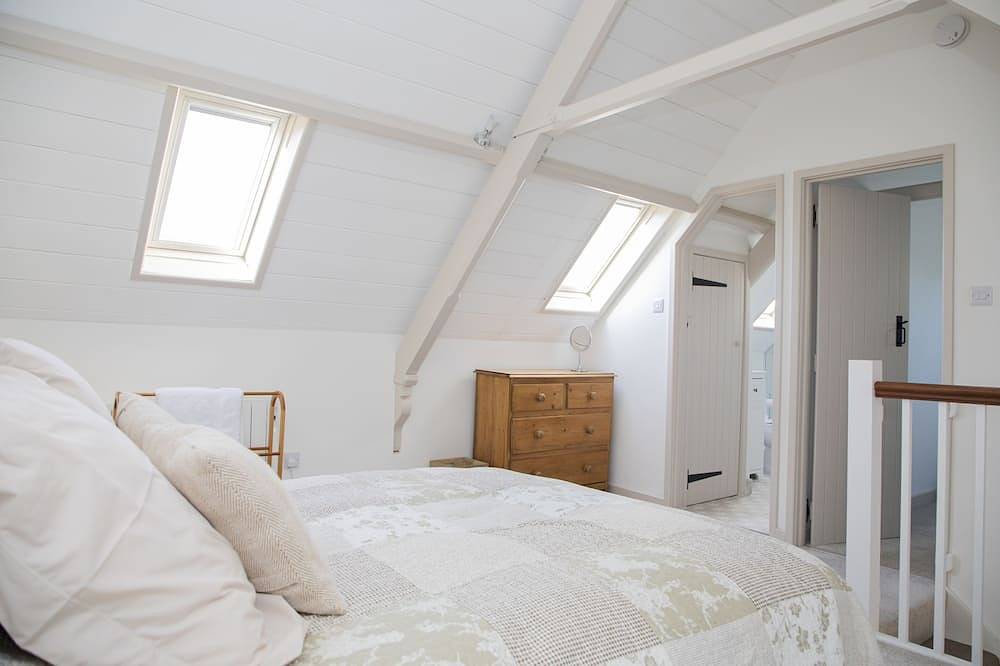 A beautifully renovated, wonderfully positioned old Chapel with large garden in Wiltshire
