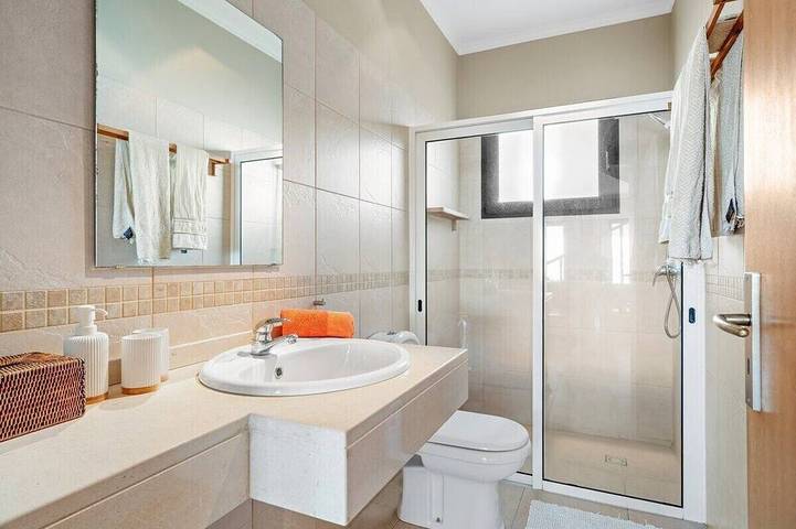 Villa-Salle de bain privée-Vue sur l'océan in Estreito da Calheta, Île de Madère