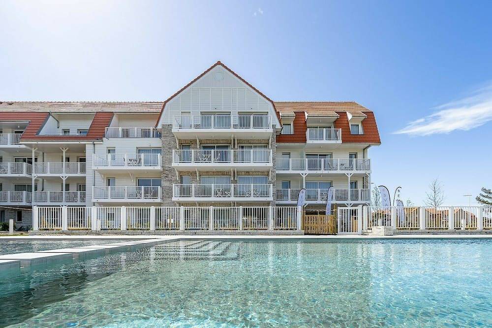 Entire apartment, The studio offers a cozy bedroom with a double bed in Sainte Cécile Plage, Camiers