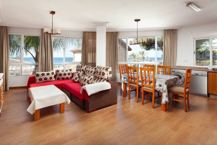 Apartamento entero, Apartamento 'Apartamento Bellamar' con vistas al mar y aire acondicionado in La Cala del Moral, Rincón de la Victoria