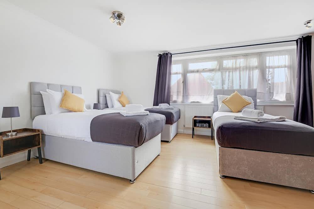 Heathrow Living St Annes Serviced House 5 bedrooms 3 bath in Spelthorne, Colne Valley Park