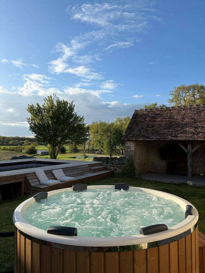 Villa pour 10 personnes, avec jardin ainsi que jacuzzi et piscine, animaux acceptés