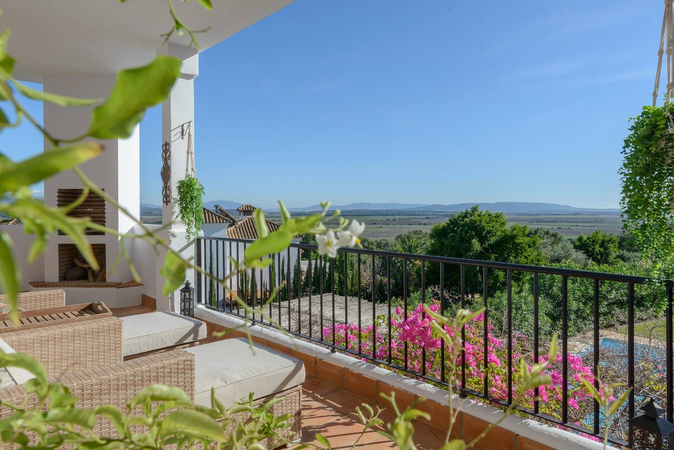 Villa 'Buganvilla' avec vue sur la montagne, Wi-Fi et climatisation in Benalup-Casas Viejas, Costa de la Luz