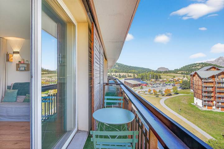 Entire studio, Studio "Le 27" with Mountain View, Balcony & Wi-Fi – Sleeps 4, 2 Extra for an Additional Fee in Saint-Étienne-en-Dévoluy, Le Dévoluy