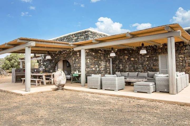 Agriturismo per 6 persone, con giardino e balcone nonché piscina, con animali domestici in Isola di Pantelleria (Italia)