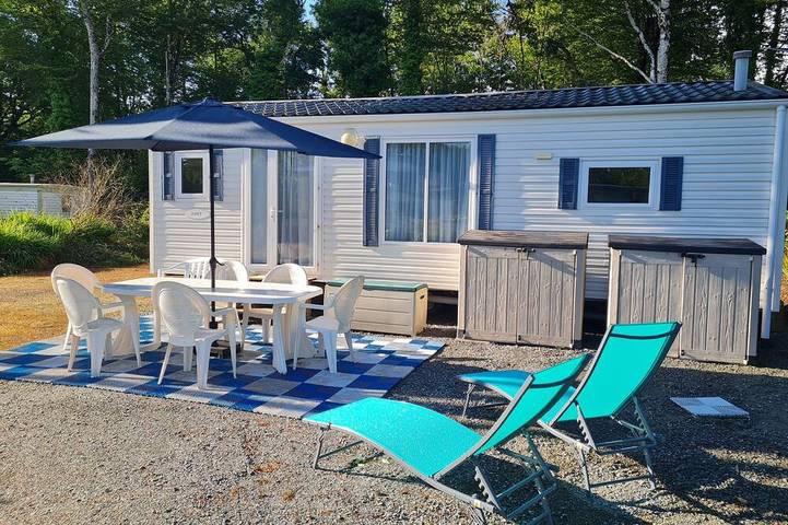 Mobil home pour 5 personnes, avec piscine ainsi que terrasse et jardin, animaux acceptés à Saint-Yvi