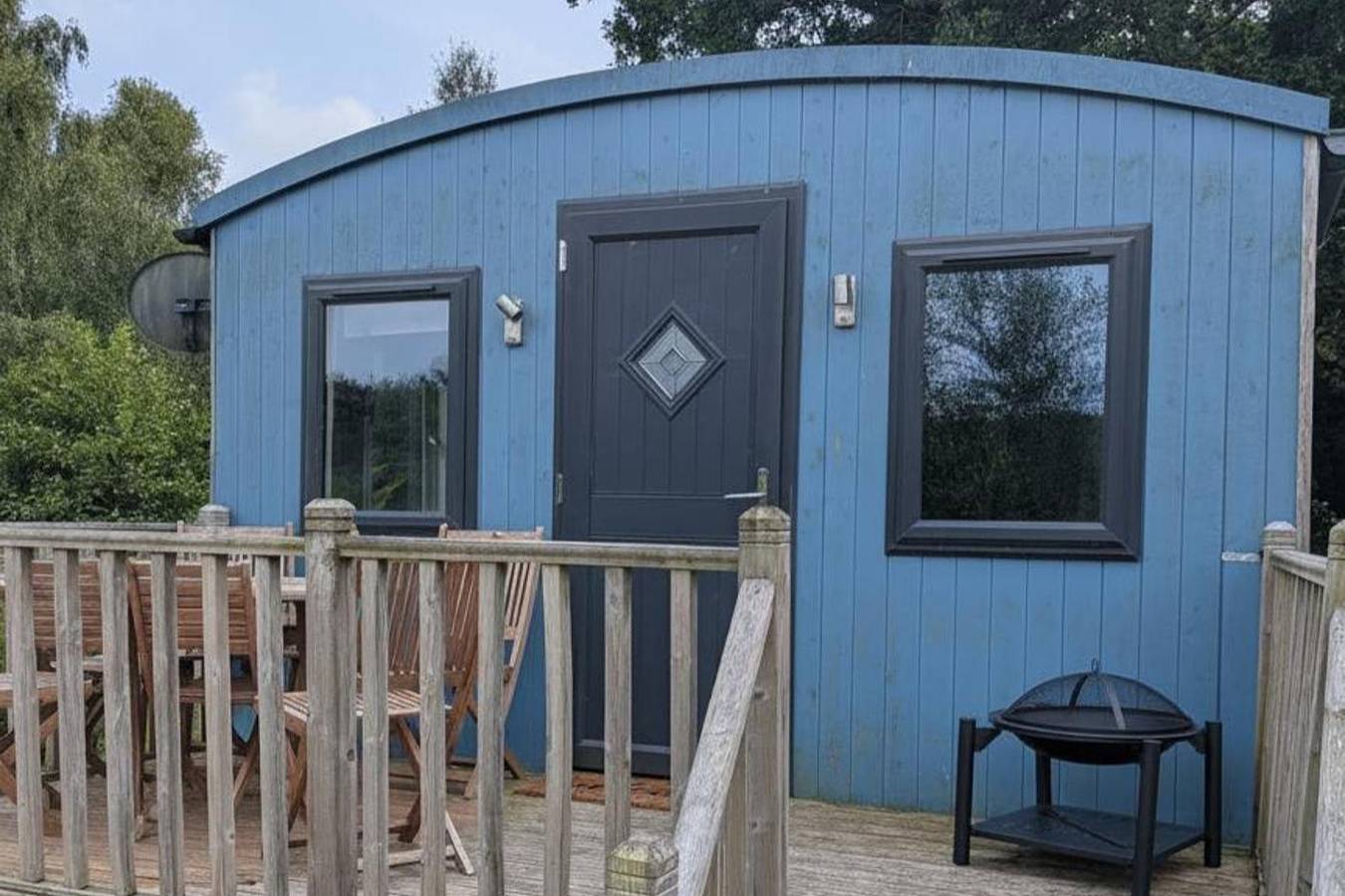 Tranquil Cabin Retreat- Sleeps 2, Parking in Powys