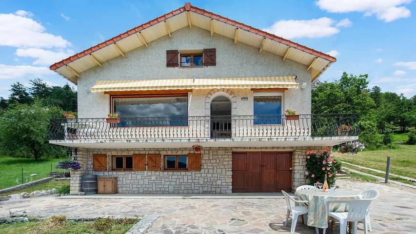 Location de vacances pour 5 personnes, avec jardin, animaux acceptés à Saint-Julien-du-Verdon