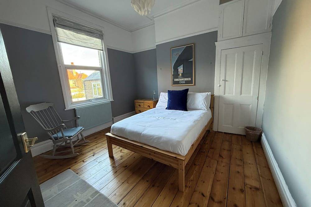 Large, bright, seaside family home with garden & parking, close to Walpole Bay. in Botany Bay, Kent