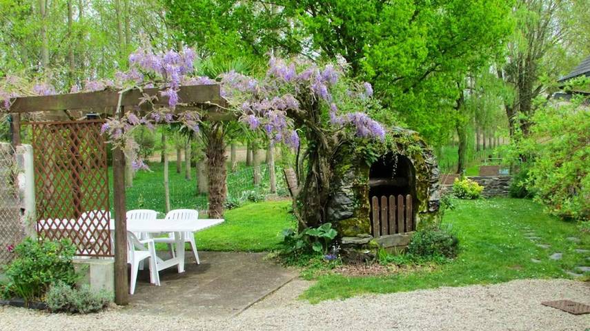 Location de vacances pour 9 personnes, avec terrasse et jardin à Denée