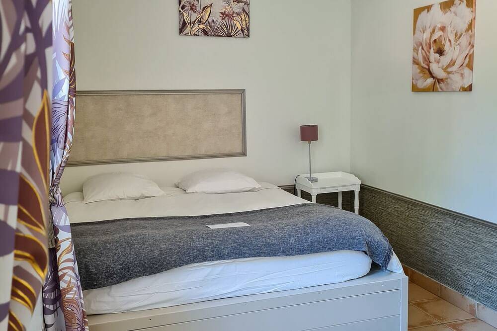 Cosy double room overlooking the street in a charming house in Saint-Priest, Rhône