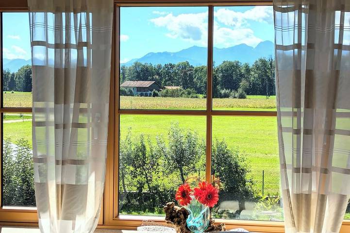 Ferienwohnung für 4 Personen, mit Pool und Garten sowie Balkon, mit Haustier
