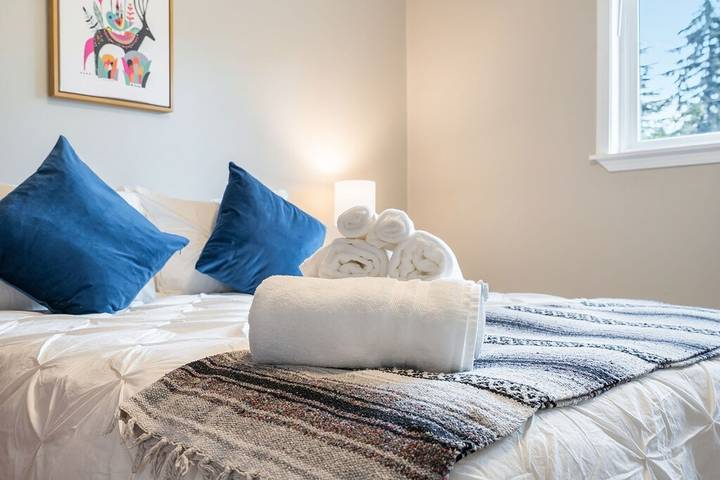 Vacation rental for 10 people, with balcony and yard in Shoreline