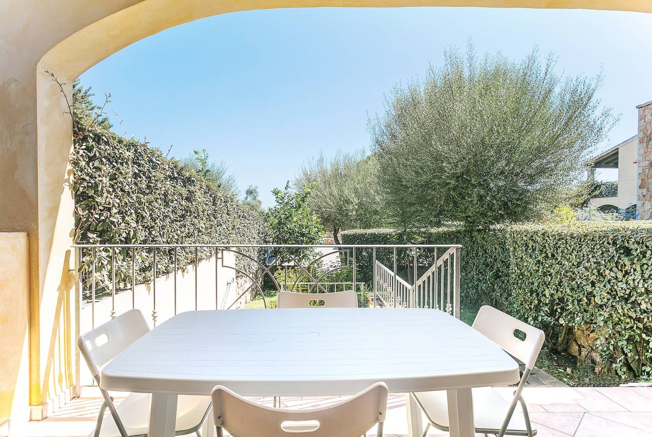 Entire apartment, Apartment 'Giardini Di Bados B3' with Shared Terrace, Shared Garden and Air Conditioning in Pittulongu, Costa Smeralda