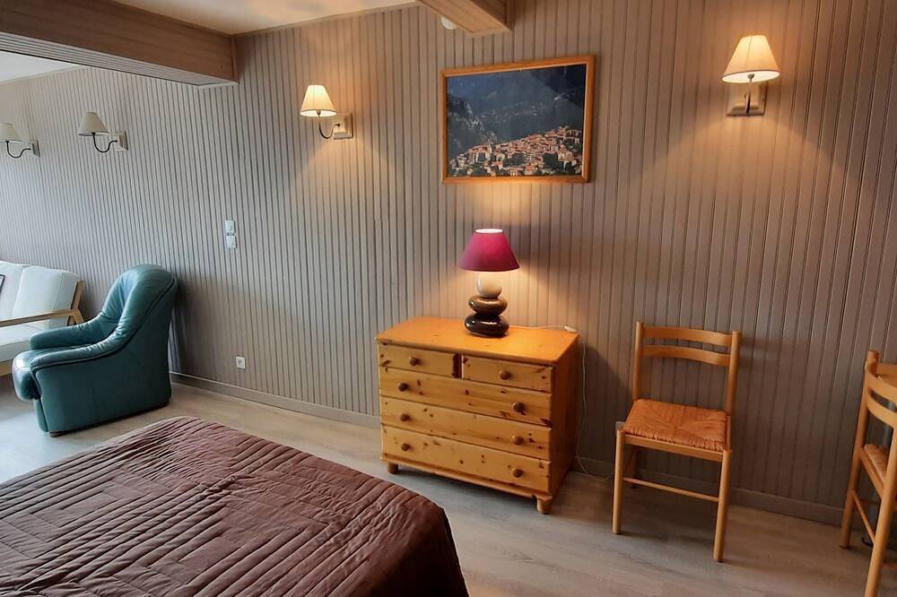 Appartement entier, Studio dans village avec vue imprenable sur la vallée in Belvédère, Région de Nice
