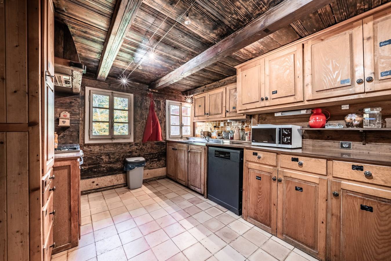 Chalet « Familial Chaleureux » avec vue sur la montagne, terrasse partagée et Wi-Fi in Abondance, Les Portes du Soleil